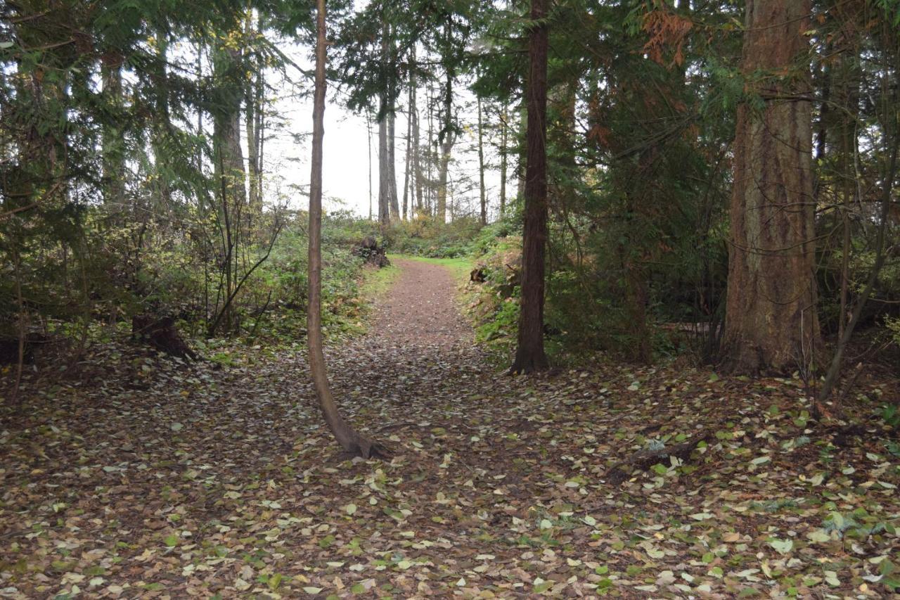 Rathtrevor Beach B&B Парксвилл Экстерьер фото